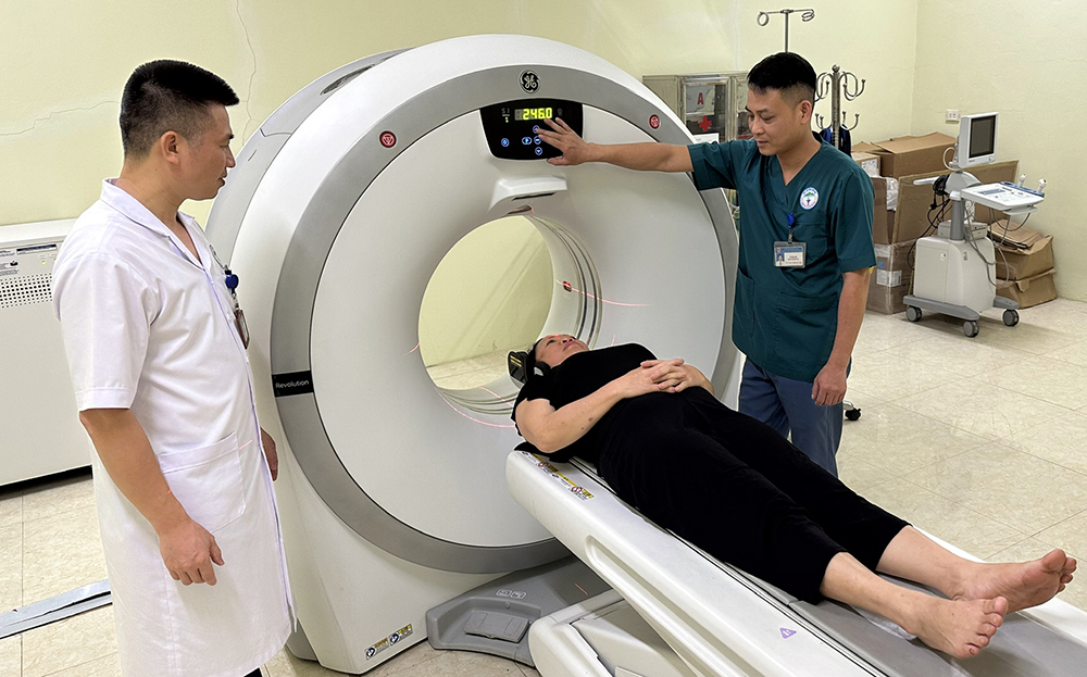 Cán bộ y tế sử dụng Hệ thống chụp cắt lớp đa dãy CT-Scanner giúp chẩn đoán chính xác bệnh để phục vụ tốt công tác điều trị.